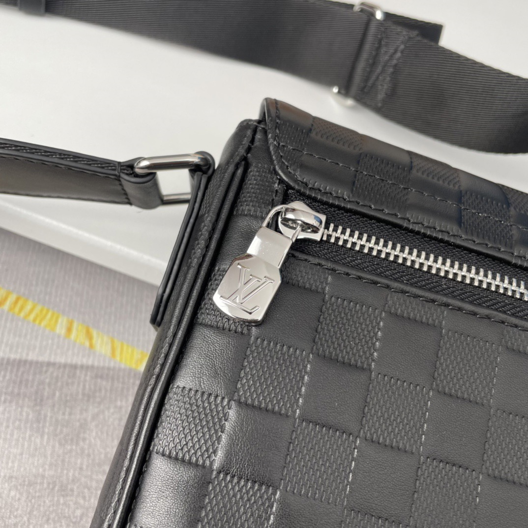 Louis Vuitton N42711 District Mens Shoulder Bags Size 26*20*7cm