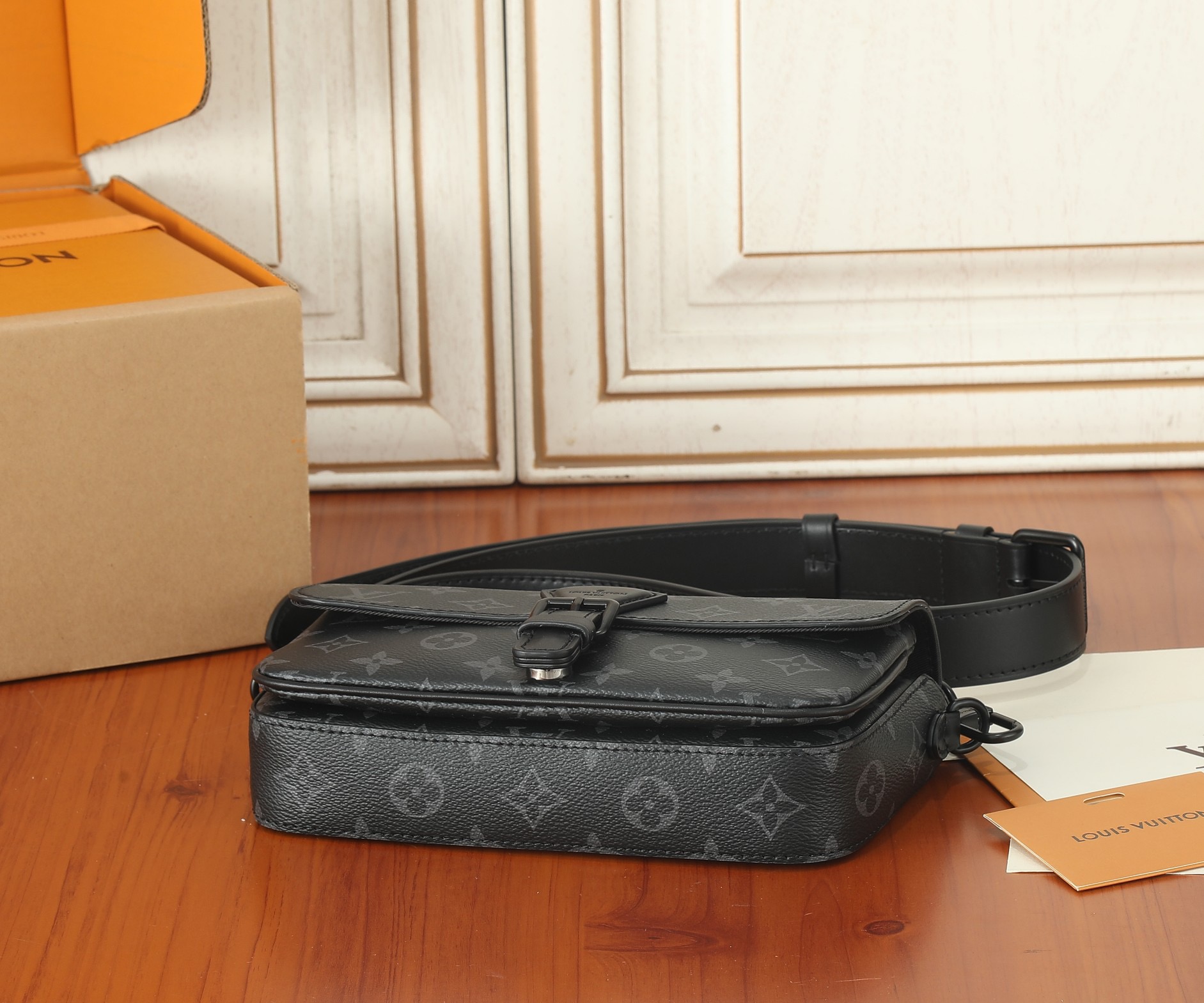 Louis Vuitton M83567 Montsouris Wearable Wallet Mens Shoulder Bags Size 22*12*6cm