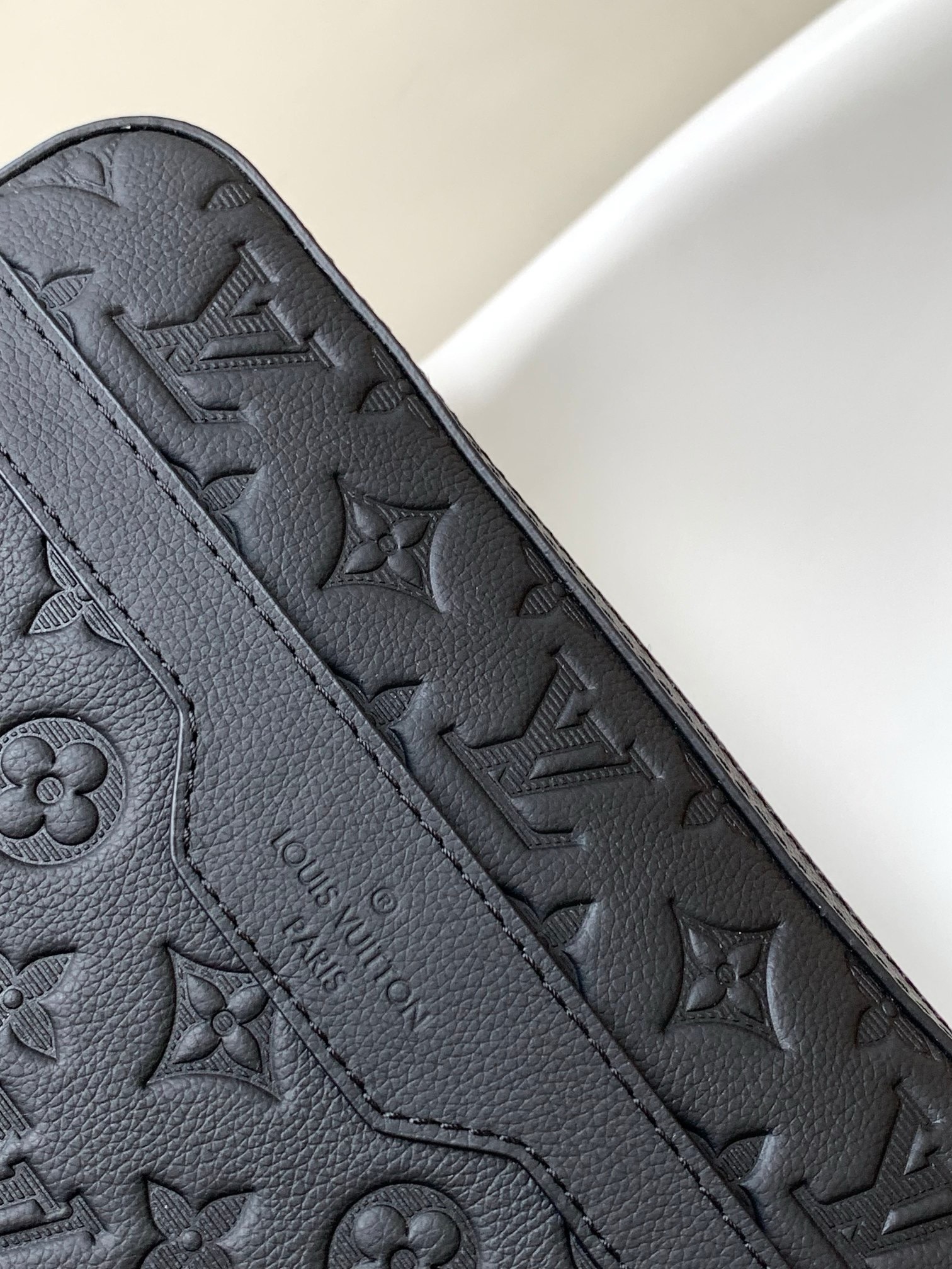 Louis Vuitton M46602 Mens Shoulder Bags Size 25*18.5*7cm