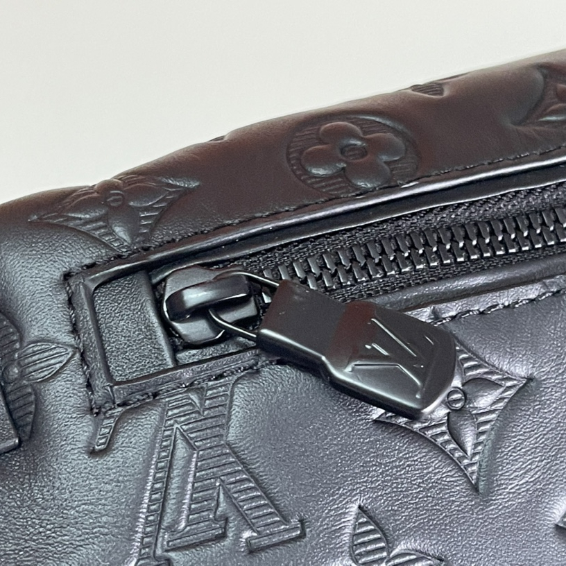 Louis Vuitton M46036 Discovery Bumbag Mens Shoulder Bags Size 44*15*9cm