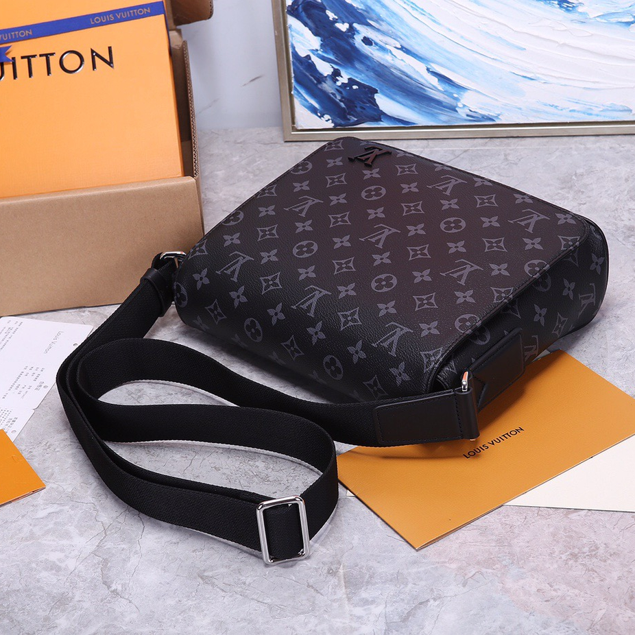 Louis Vuitton M46255 District Mens Shoulder Bags Size 26*20*7cm