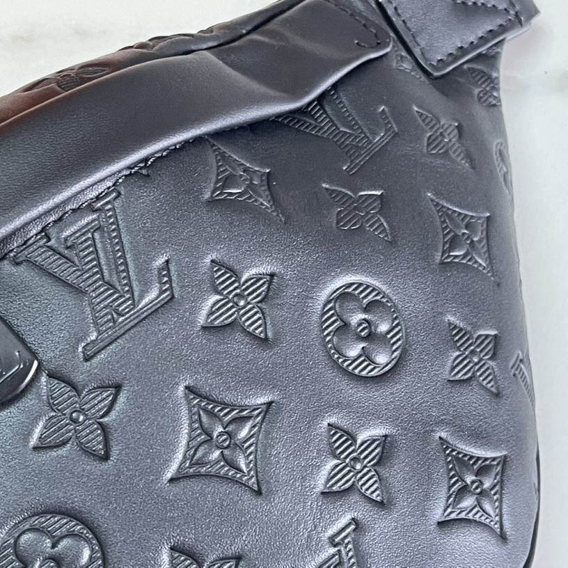 Louis Vuitton M46036 Discovery Bumbag Mens Shoulder Bags Size 44*15*9cm