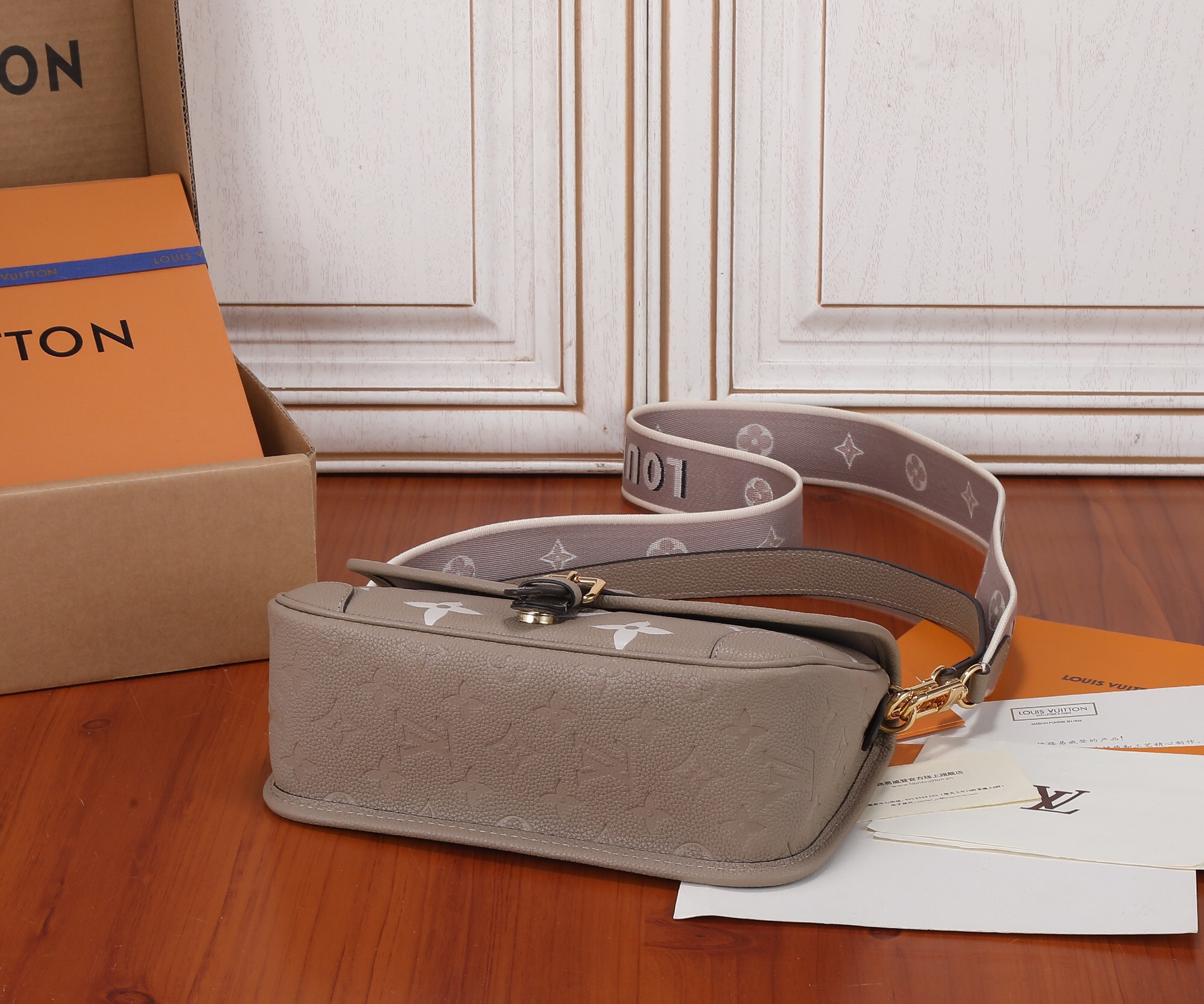 Louis Vuitton M46583 Diane Women Shoulder Bags Size 23*16*8.5cm