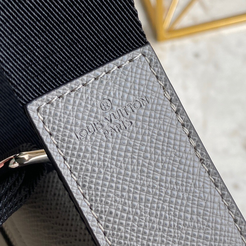 Louis Vuitton M30851 District Mens Shoulder Bags Size 26*20*7cm