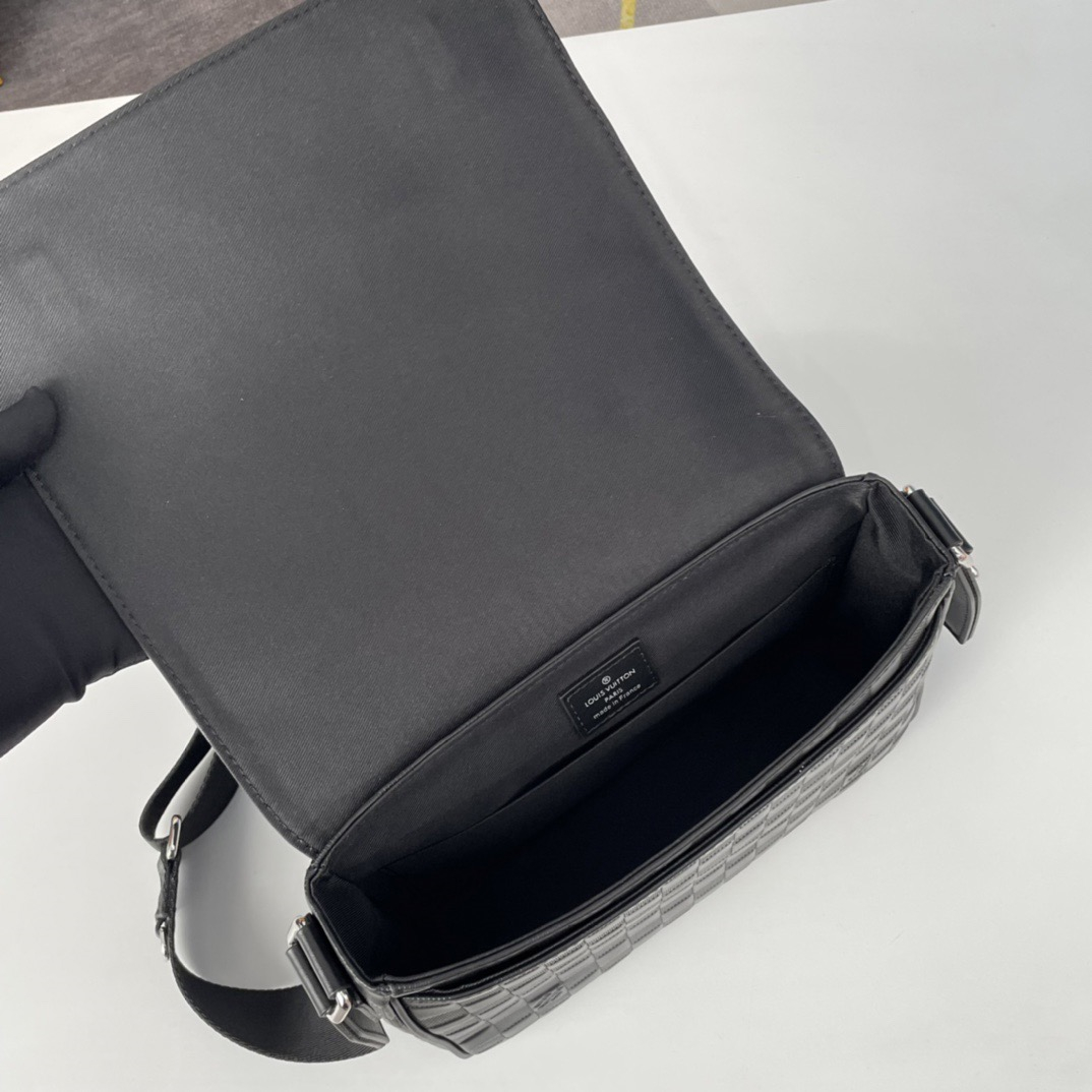 Louis Vuitton N42711 District Mens Shoulder Bags Size 26*20*7cm