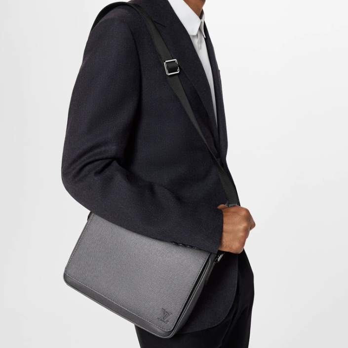 Louis Vuitton M30851 District Mens Shoulder Bags Size 26*20*7cm