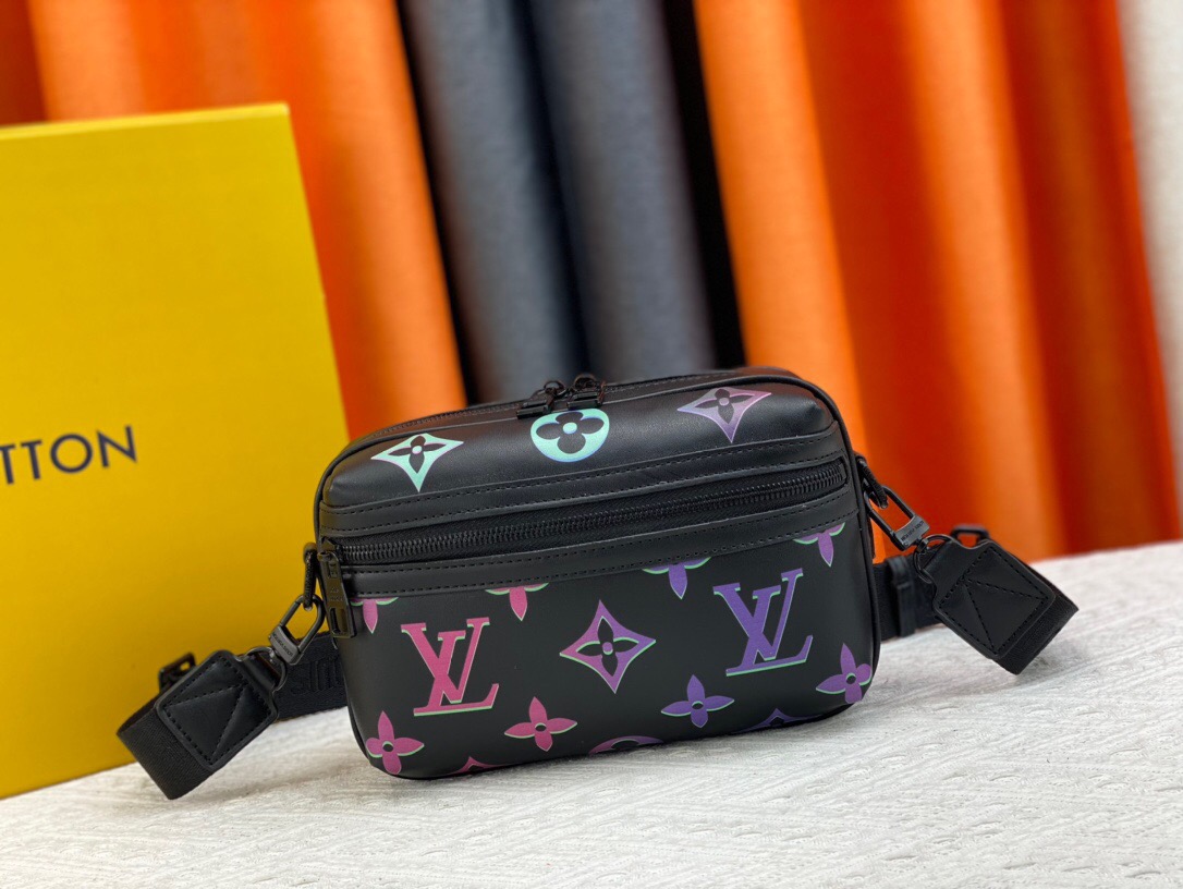 Louis Vuitton M22495 Comet Mens Shoulder Bags Size 21.5*14*7.5cm