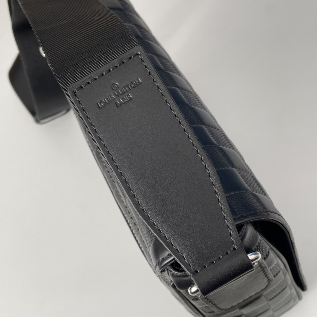 Louis Vuitton N42711 District Mens Shoulder Bags Size 26*20*7cm