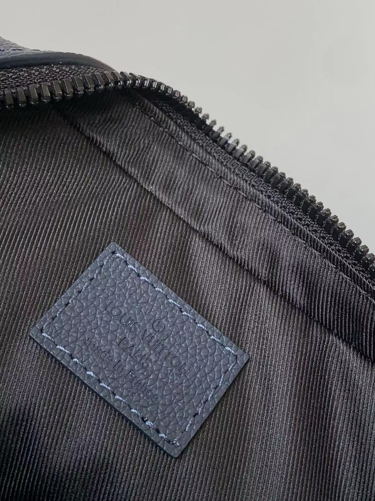 Louis Vuitton M46604 Mens Shoulder Bags Size 25*18.5*7cm