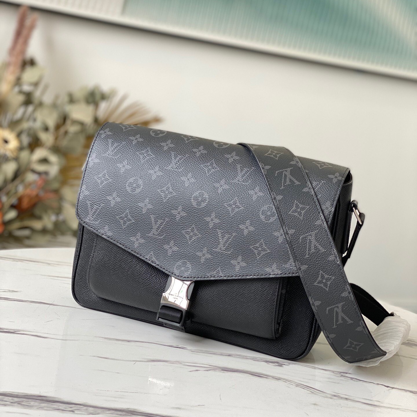 Louis Vuitton M30746 Taigarama Mens Shoulder Bags Size 29*23*11.5cm