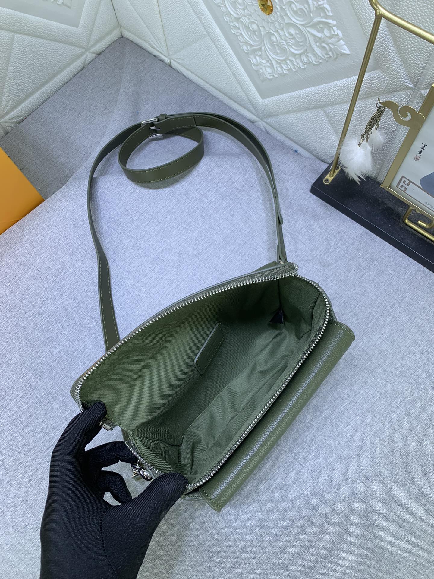 Louis Vuitton M83560 Pilot Mens Shoulder Bags Size 20*12*5cm