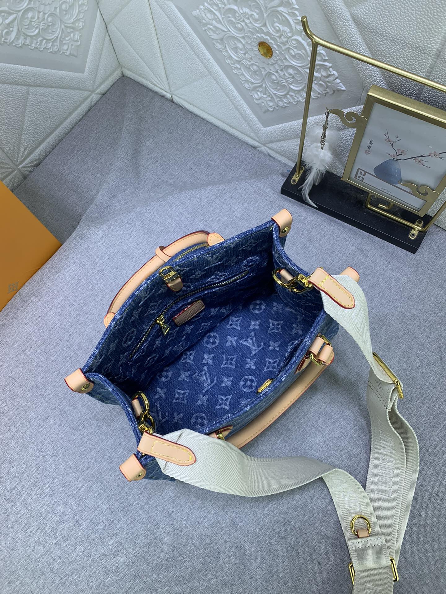 Louis Vuitton M46373 OnTheGo Monogram Reverse Giant Denim Cowboy Women Shoulder Bags Size 25*19*11.5cm