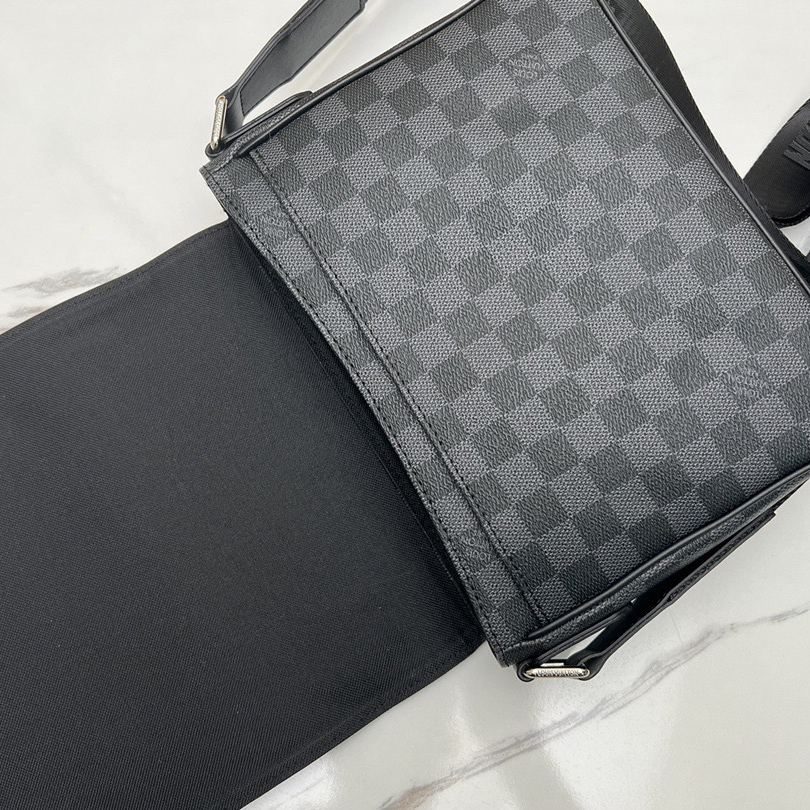 Louis Vuitton N42710 District Mens Shoulder Bags Size 26*20*7cm