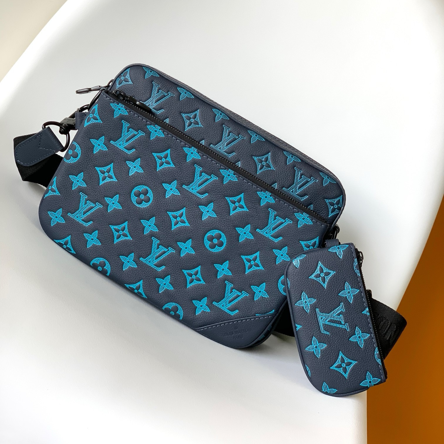 Louis Vuitton M46604 Mens Shoulder Bags Size 25*18.5*7cm