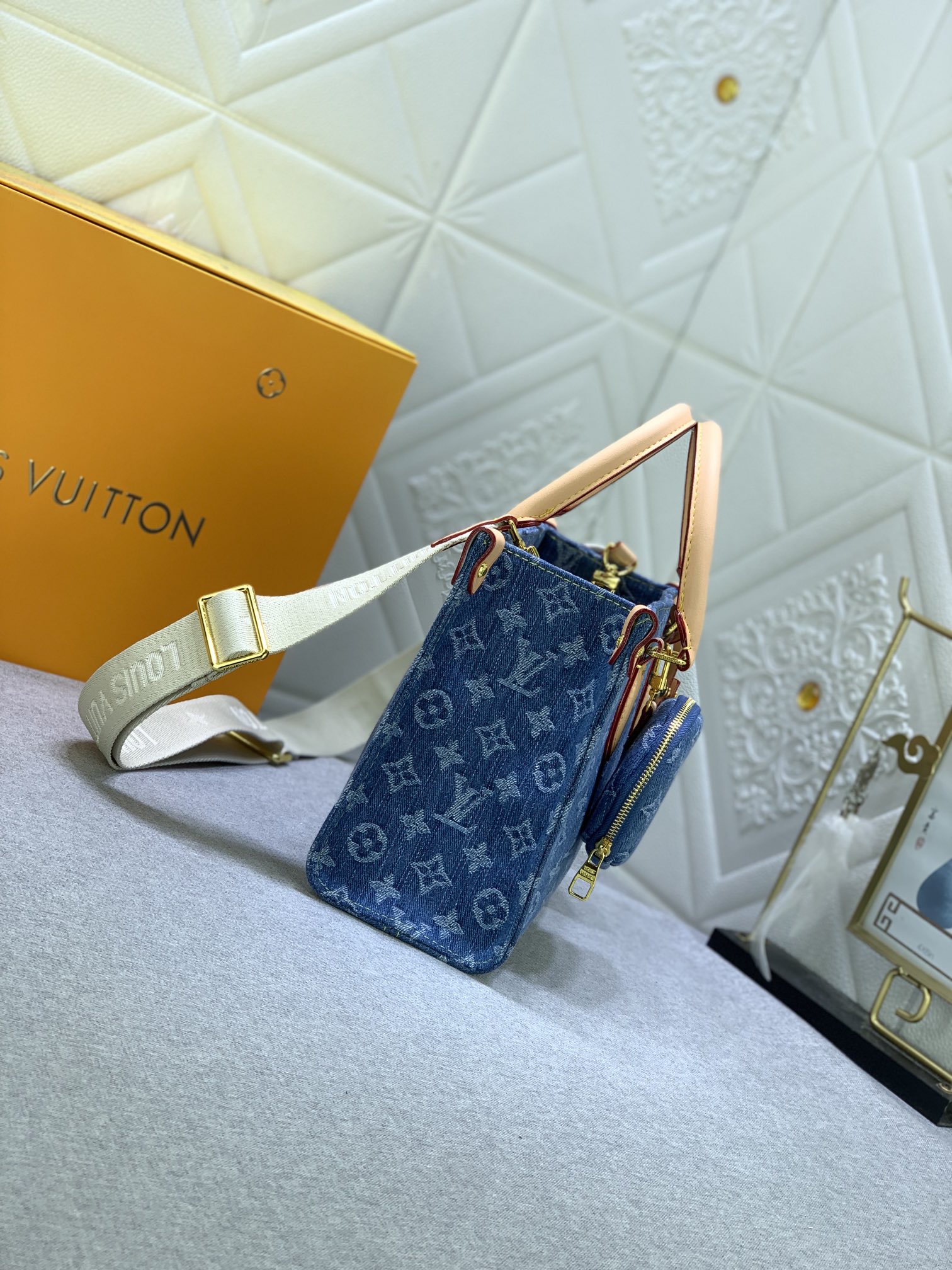 Louis Vuitton M46373 OnTheGo Monogram Reverse Giant Denim Cowboy Women Shoulder Bags Size 25*19*11.5cm
