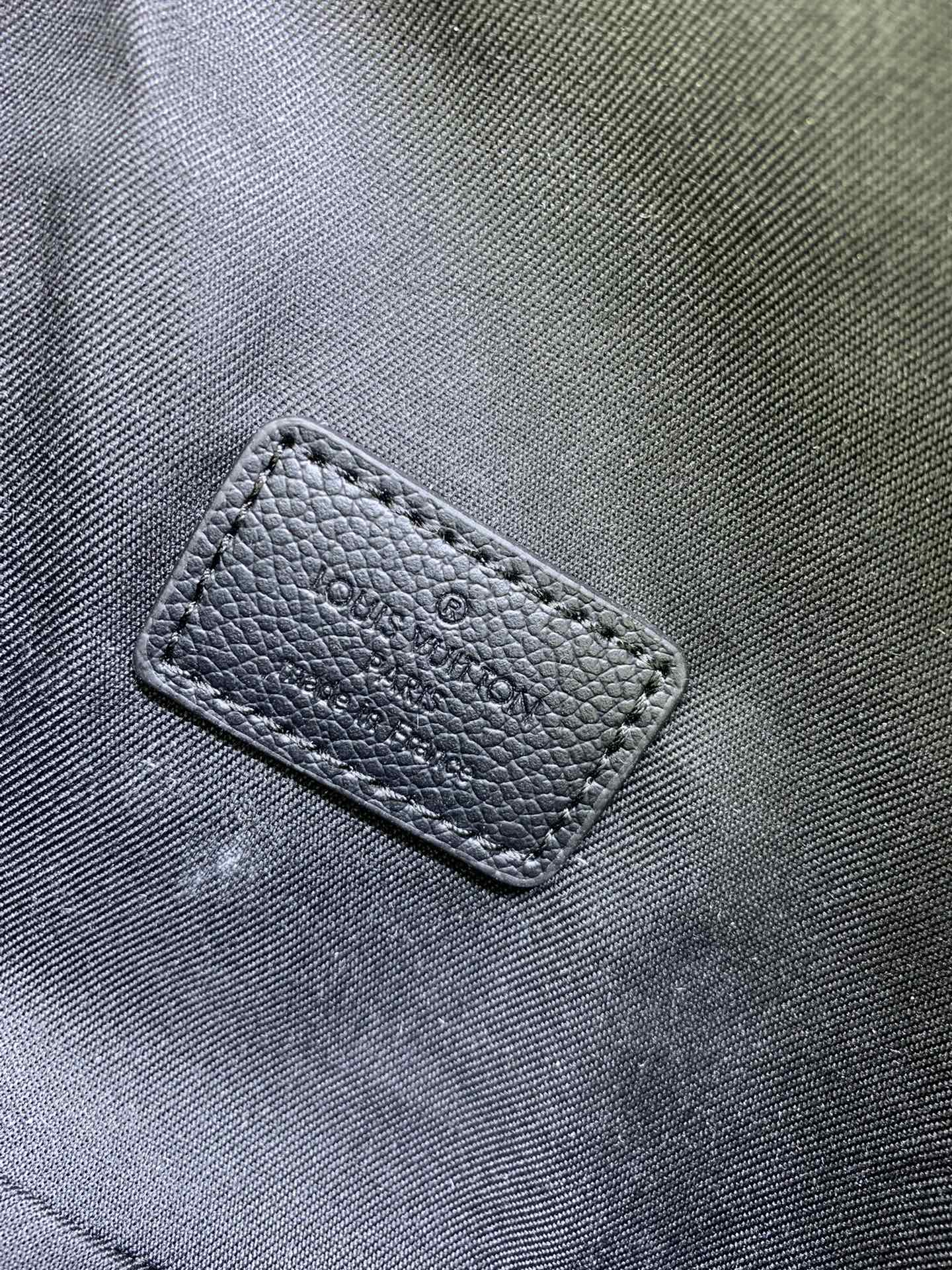 Louis Vuitton M83563 Pilot Mens Shoulder Bags Size 20*12*5cm