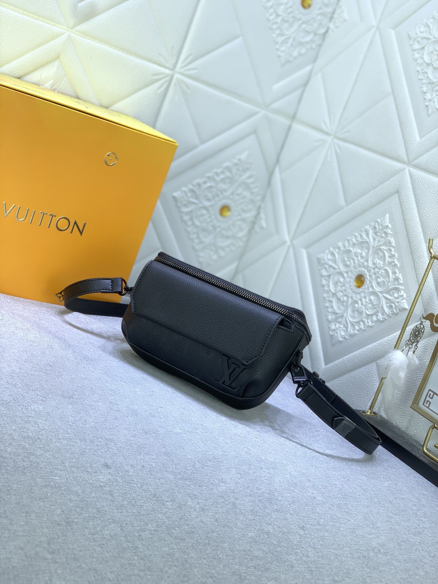 Louis Vuitton M83563 Pilot Mens Shoulder Bags Size 20*12*5cm