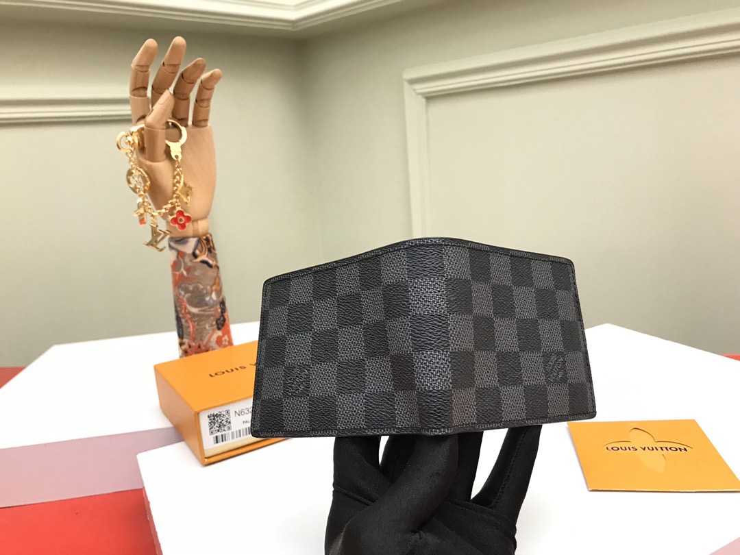 Louis Vuitton Men Wallet N63261 Size 11.9*9cm