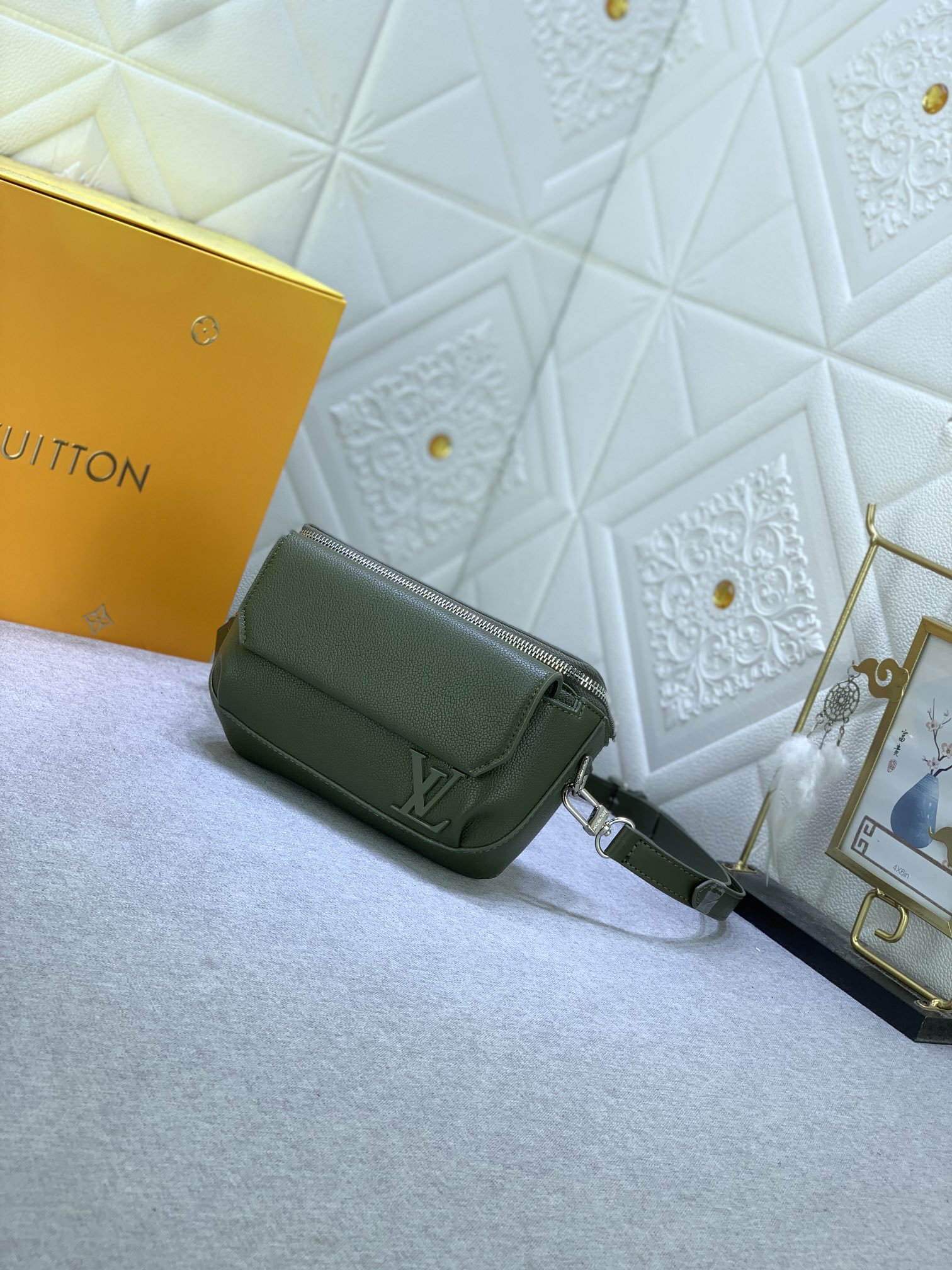 Louis Vuitton M83560 Pilot Mens Shoulder Bags Size 20*12*5cm