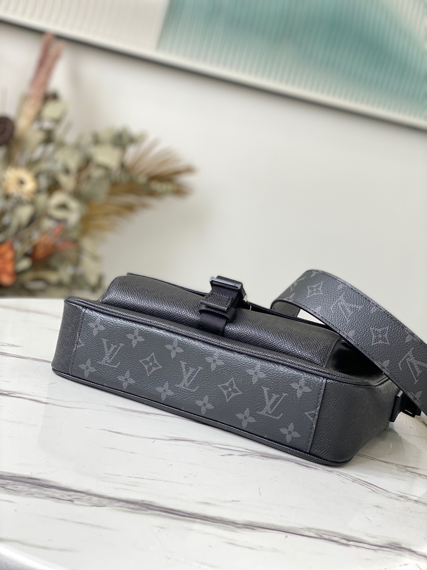 Louis Vuitton M30746 Taigarama Mens Shoulder Bags Size 29*23*11.5cm