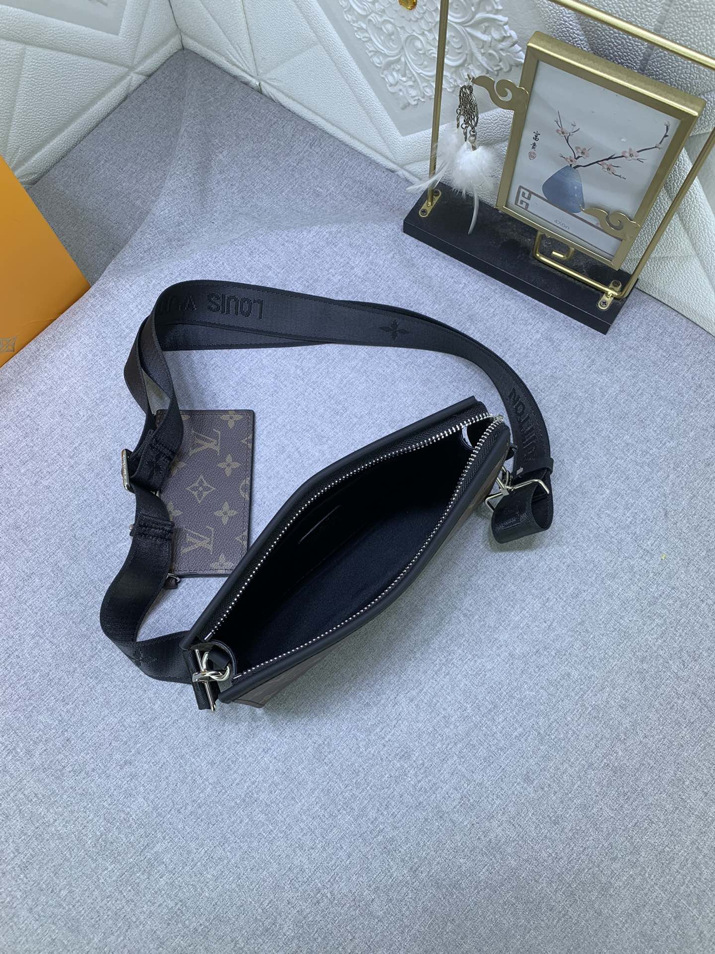 Louis Vuitton M81124 Alpha Wearable Mens Shoulder Bags Size 18*11*6cm