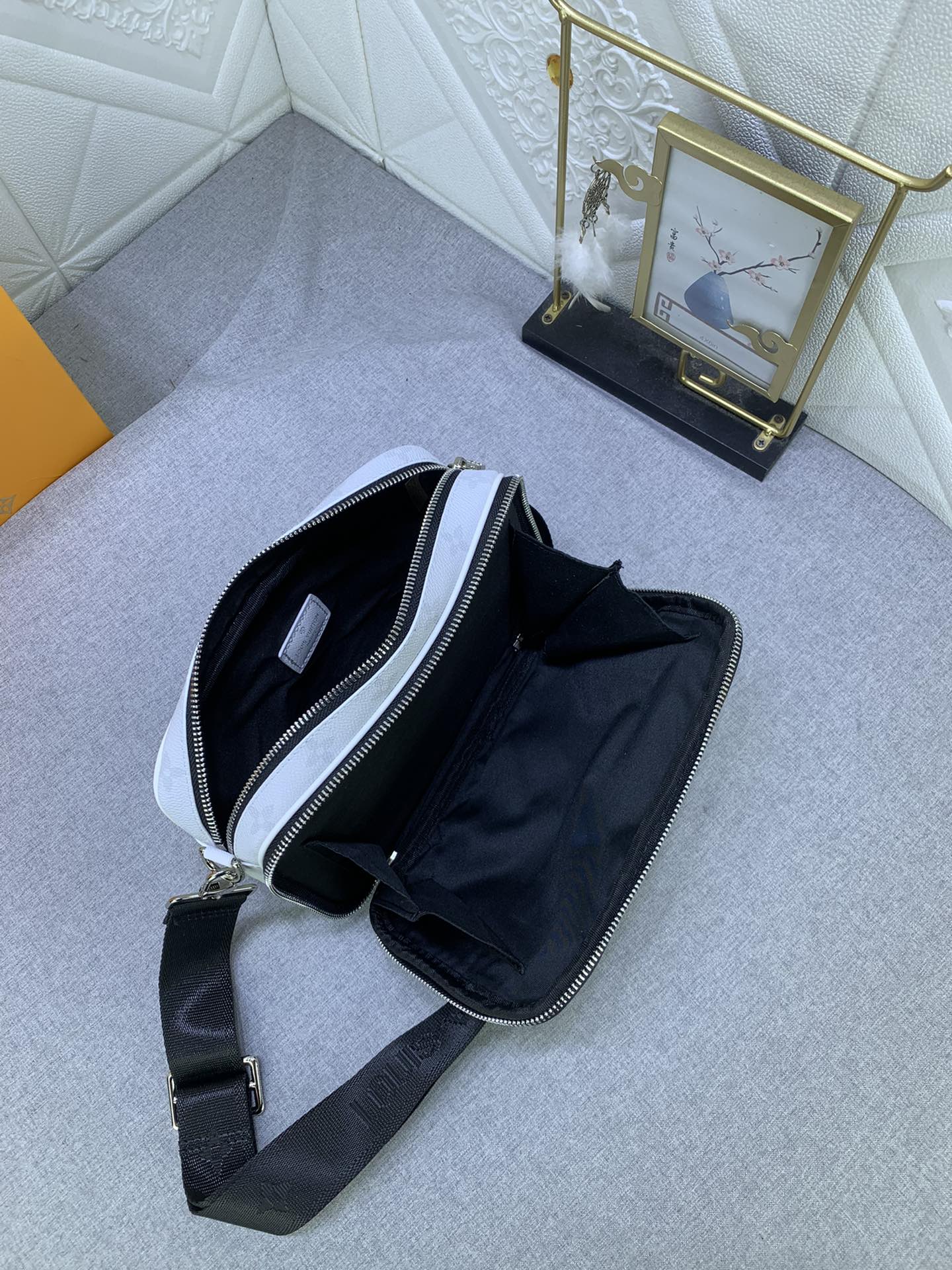 Louis Vuitton M31069 Alpha Mens Shoulder Bags Size 11*18*6cm