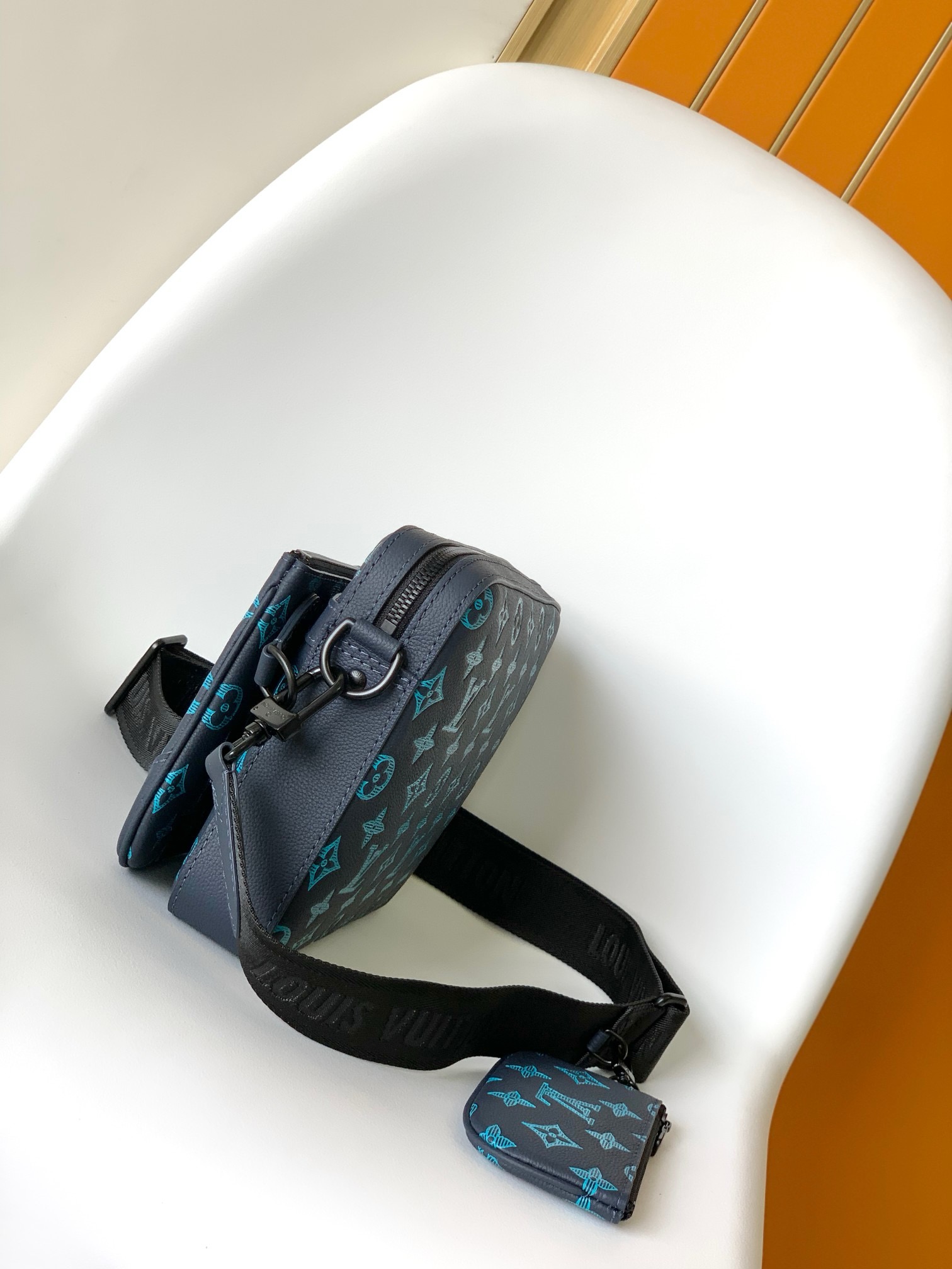 Louis Vuitton M46604 Mens Shoulder Bags Size 25*18.5*7cm