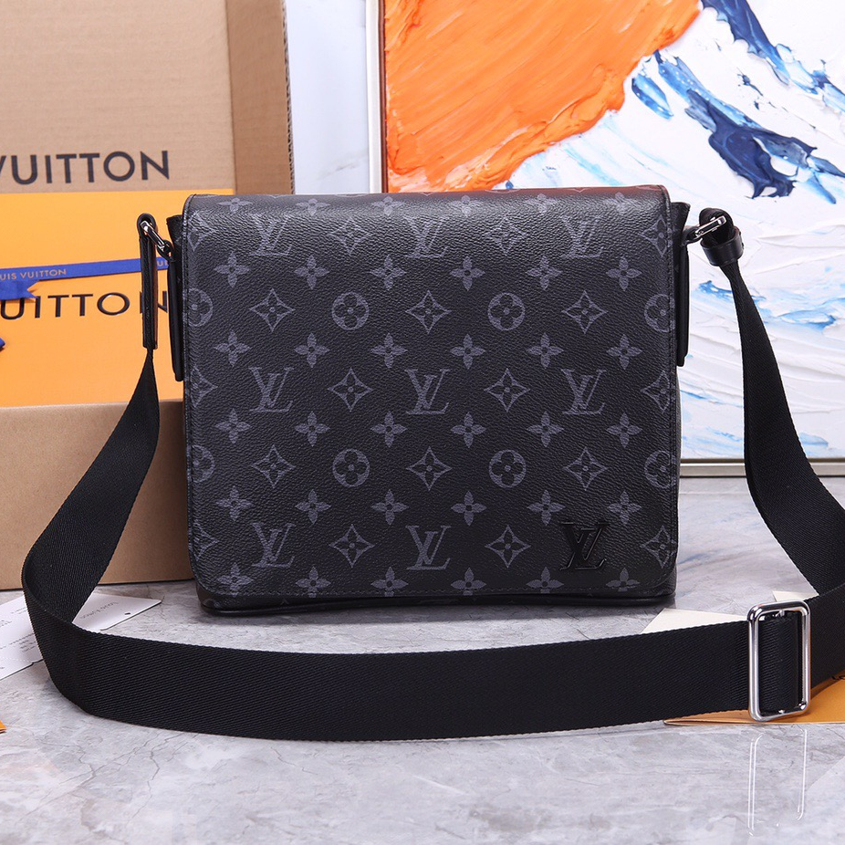 Louis Vuitton M46255 District Mens Shoulder Bags Size 26*20*7cm