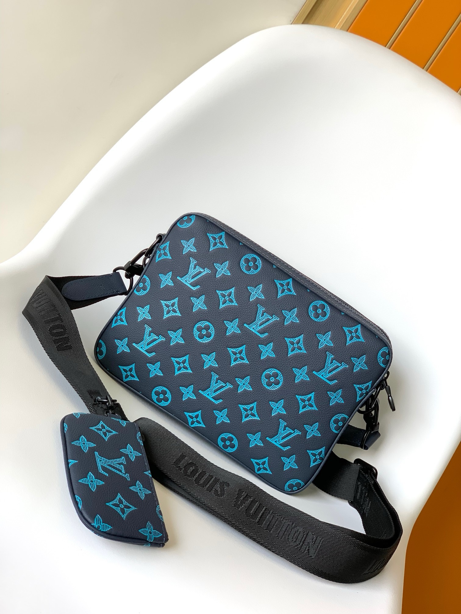 Louis Vuitton M46604 Mens Shoulder Bags Size 25*18.5*7cm