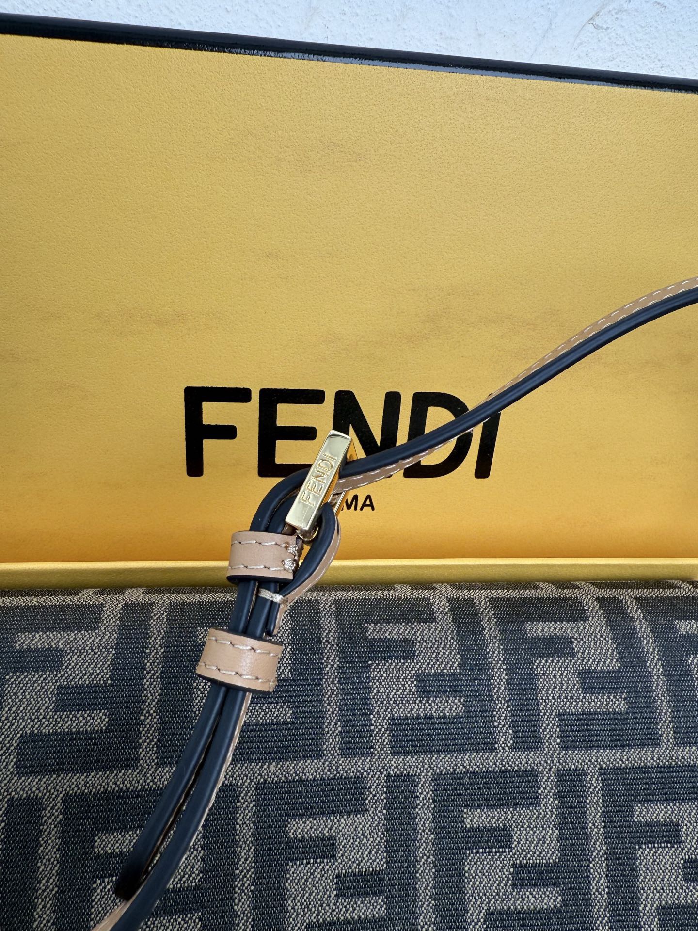 Fendi Women Shoulder Bags Size 21*11*5cm