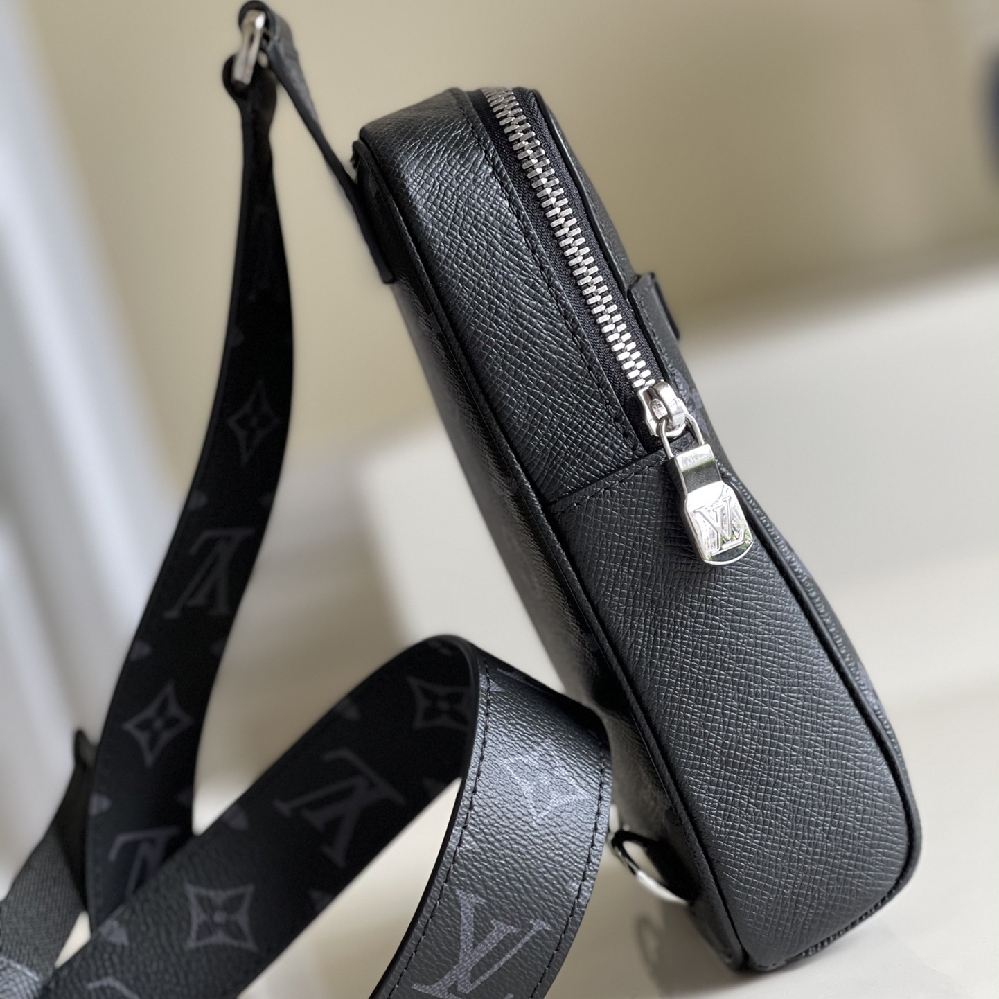 Louis Vuitton M30741 Outdoor Slingbag Mens Shoulder Bags Size 21*13*5cm