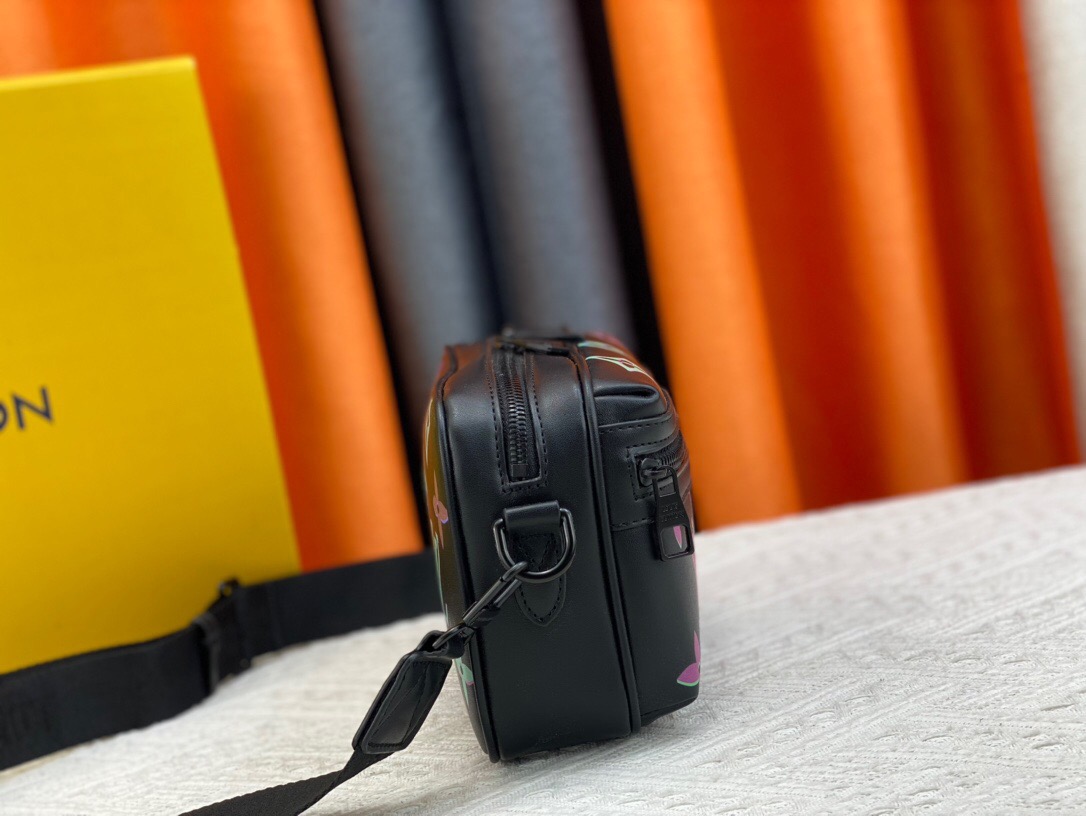 Louis Vuitton M22495 Comet Mens Shoulder Bags Size 21.5*14*7.5cm