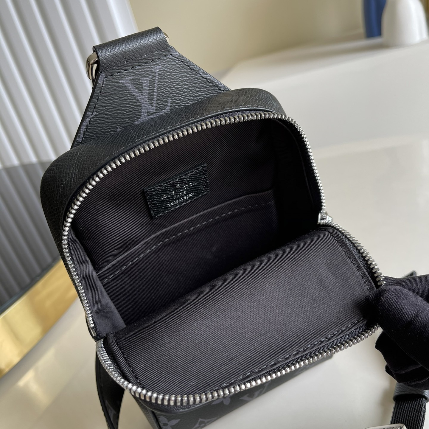 Louis Vuitton M30741 Outdoor Slingbag Mens Shoulder Bags Size 21*13*5cm