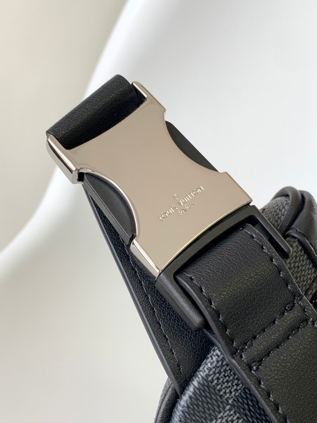 Louis Vuitton N40298 Discovery Graphite Mens Shoulder Bags Size 26*13*7cm