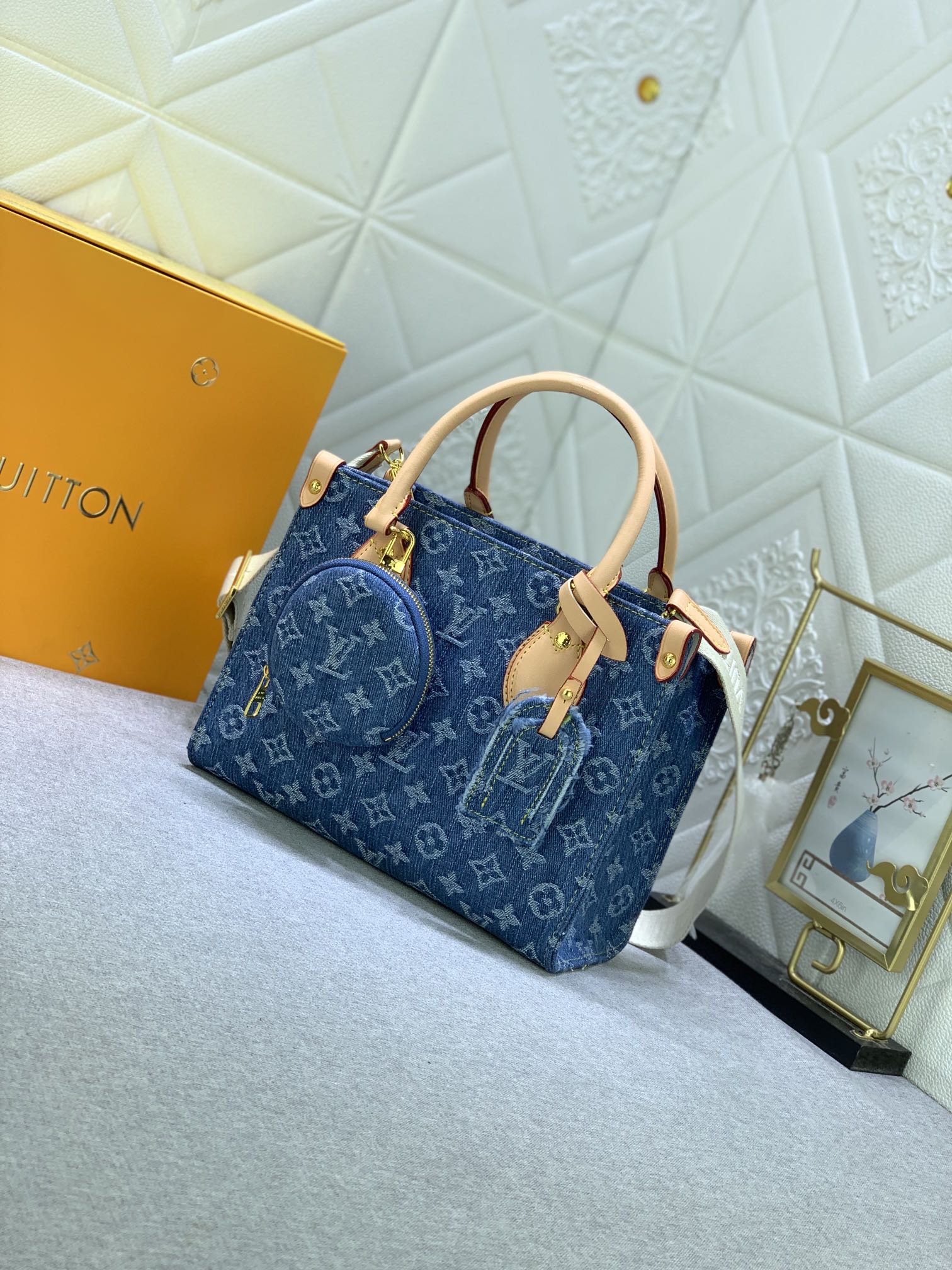 Louis Vuitton M46373 OnTheGo Monogram Reverse Giant Denim Cowboy Women Shoulder Bags Size 25*19*11.5cm