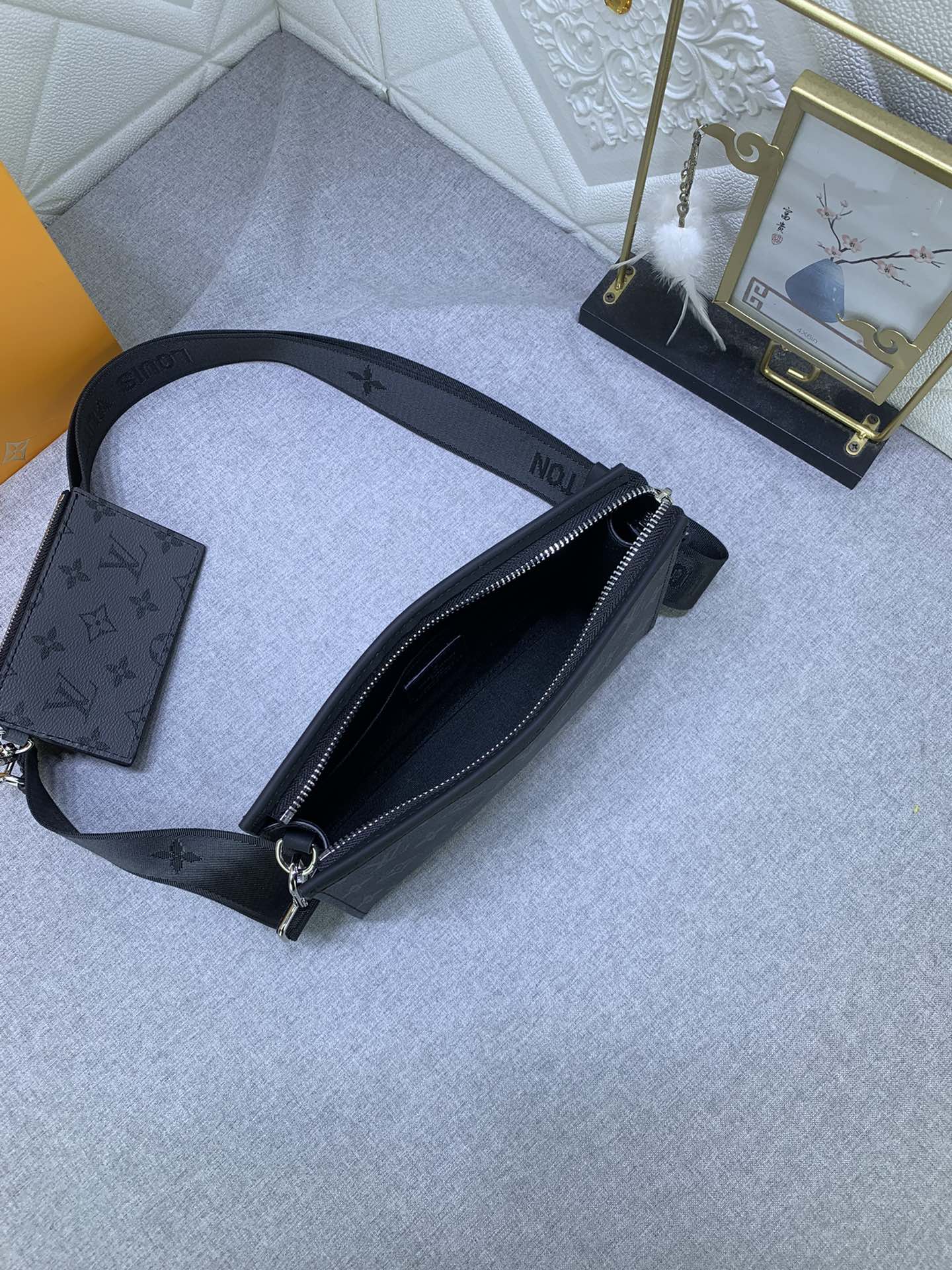 Louis Vuitton M81124 Alpha Wearable Mens Shoulder Bags Size 18*11*6cm