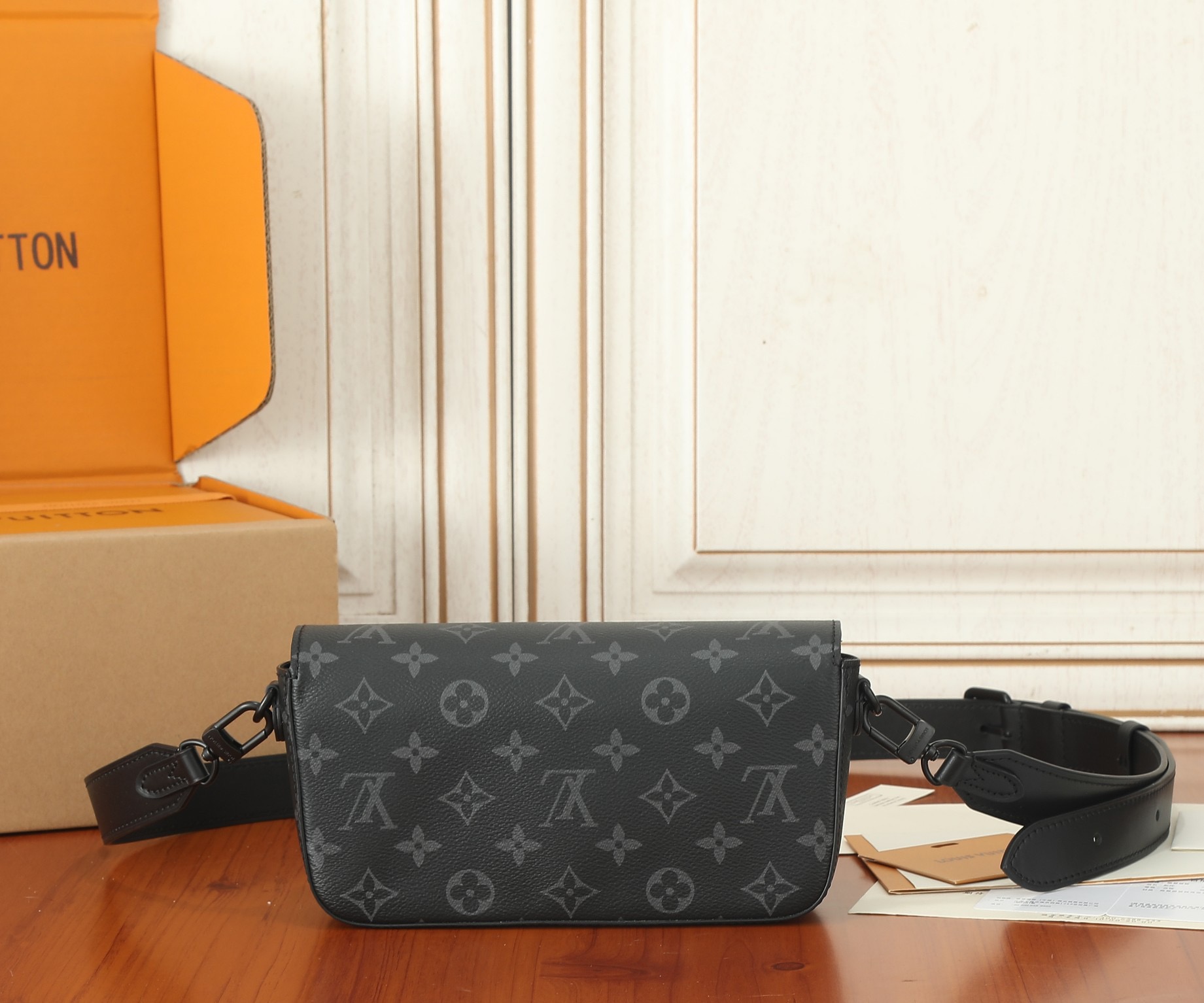 Louis Vuitton M83567 Montsouris Wearable Wallet Mens Shoulder Bags Size 22*12*6cm