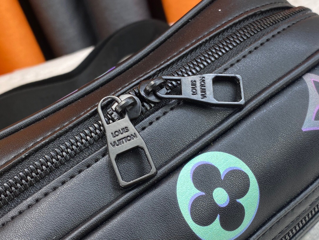 Louis Vuitton M22495 Comet Mens Shoulder Bags Size 21.5*14*7.5cm