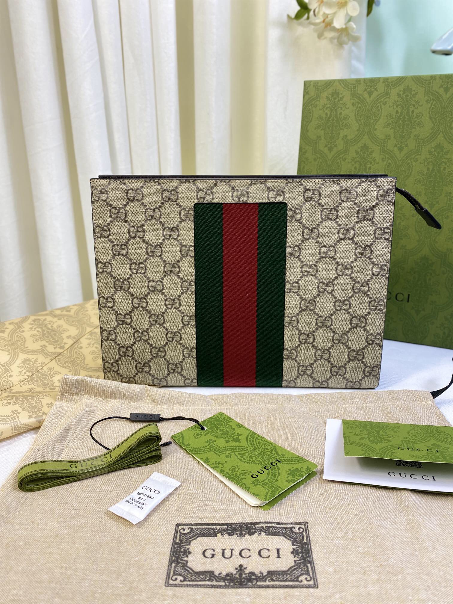 Gucci New GG Supreme Clutch Size 26*20*6cm Style 475316