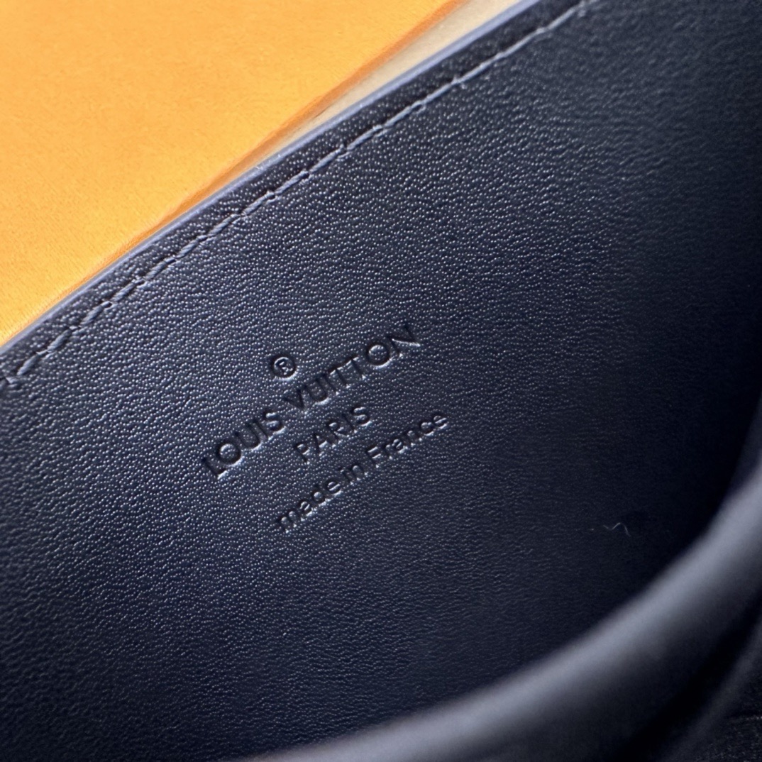 Louis Vuitton M81415 Card Holder Size 11*7*1.5cm