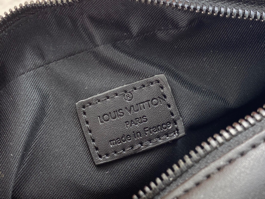 Louis Vuitton M22495 Comet Mens Shoulder Bags Size 21.5*14*7.5cm