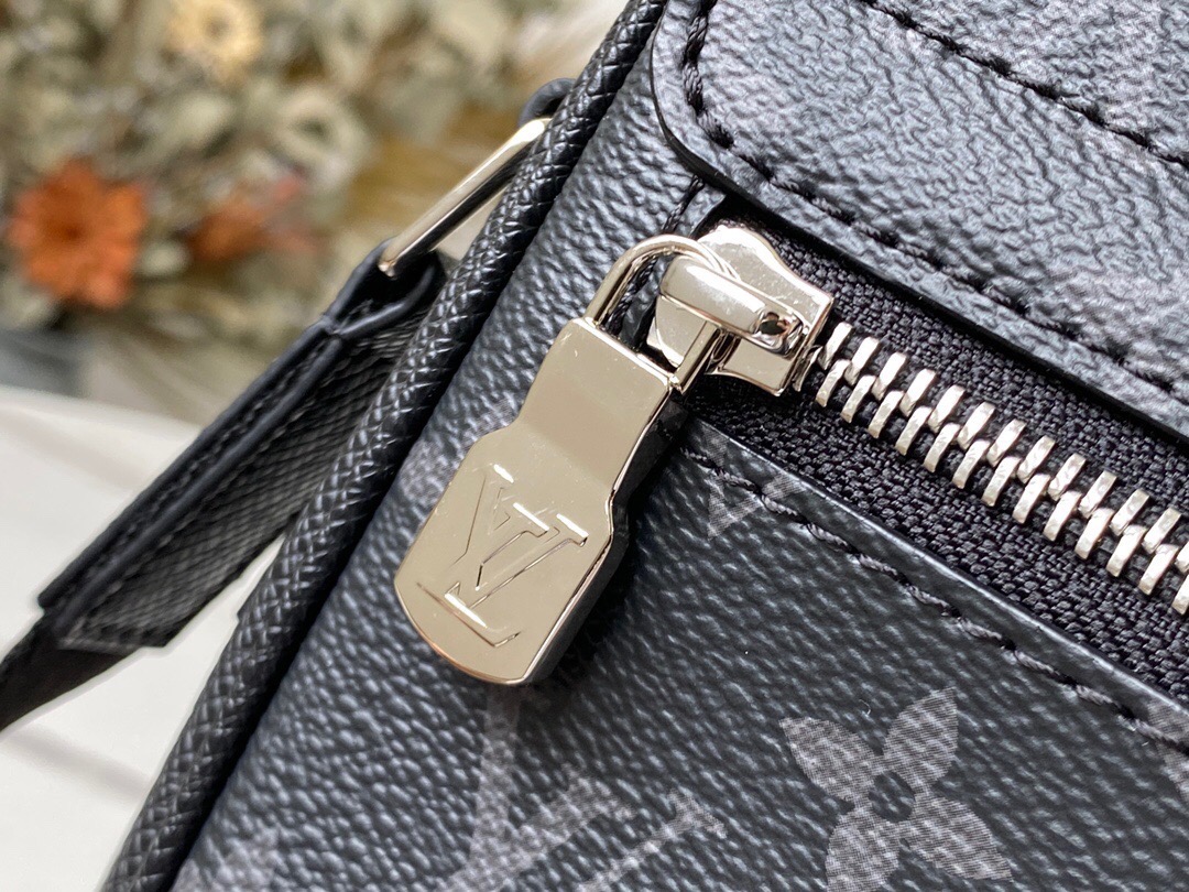 Louis Vuitton M30746 Taigarama Mens Shoulder Bags Size 29*23*11.5cm