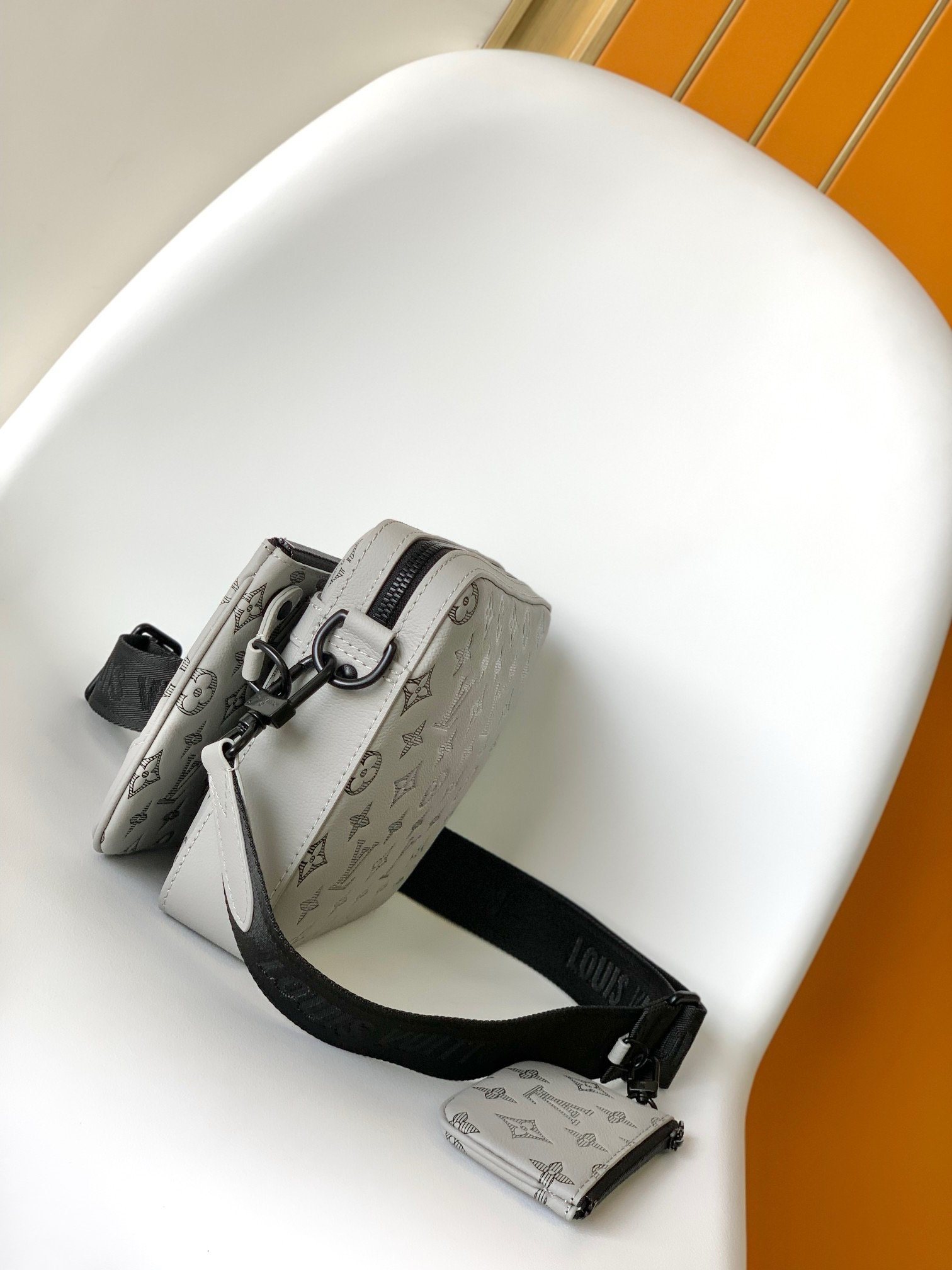 Louis Vuitton M46603 Mens Shoulder Bags Size 25*18.5*7cm