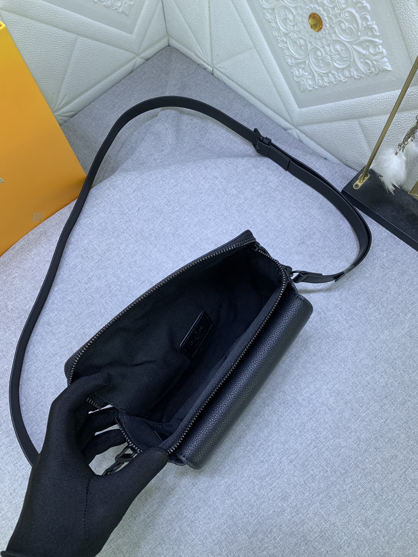 Louis Vuitton M83563 Pilot Mens Shoulder Bags Size 20*12*5cm