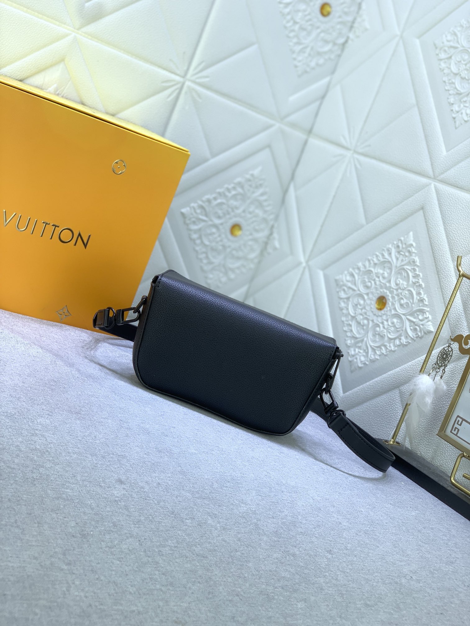 Louis Vuitton M83563 Pilot Mens Shoulder Bags Size 20*12*5cm