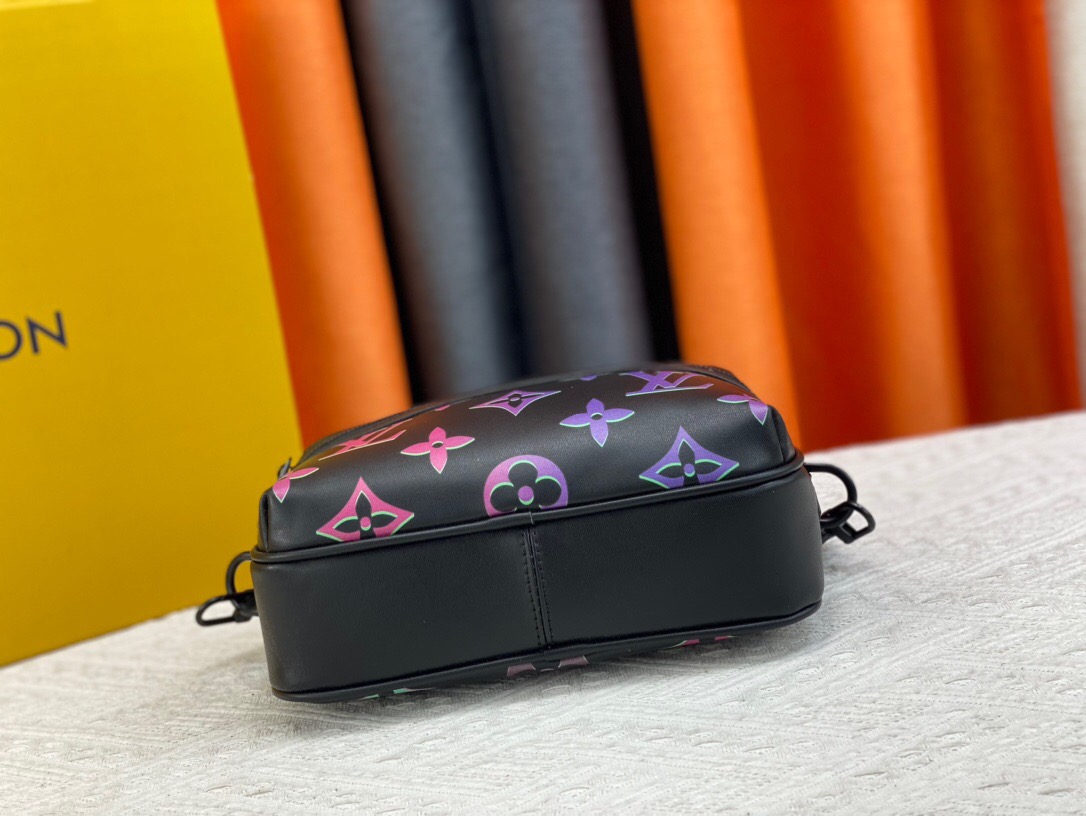 Louis Vuitton M22495 Comet Mens Shoulder Bags Size 21.5*14*7.5cm