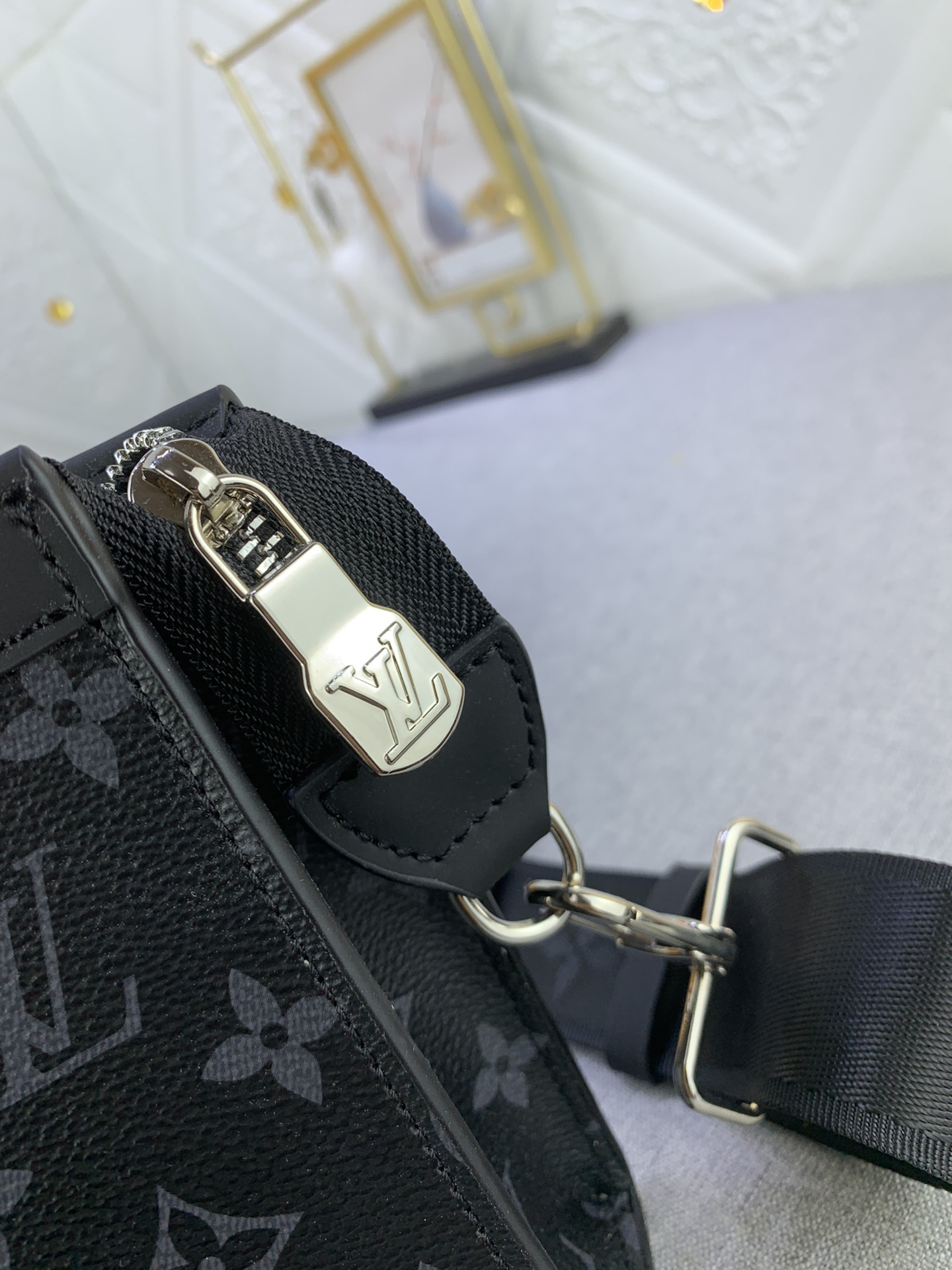 Louis Vuitton M81124 Alpha Wearable Mens Shoulder Bags Size 18*11*6cm