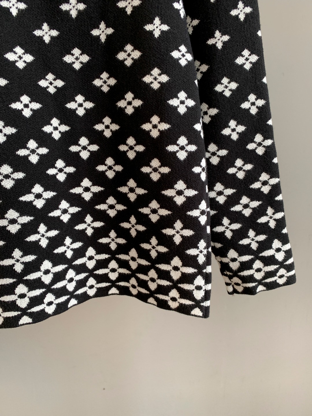 Louis Vuitton Unisex Sweatshirt Size S-XXL