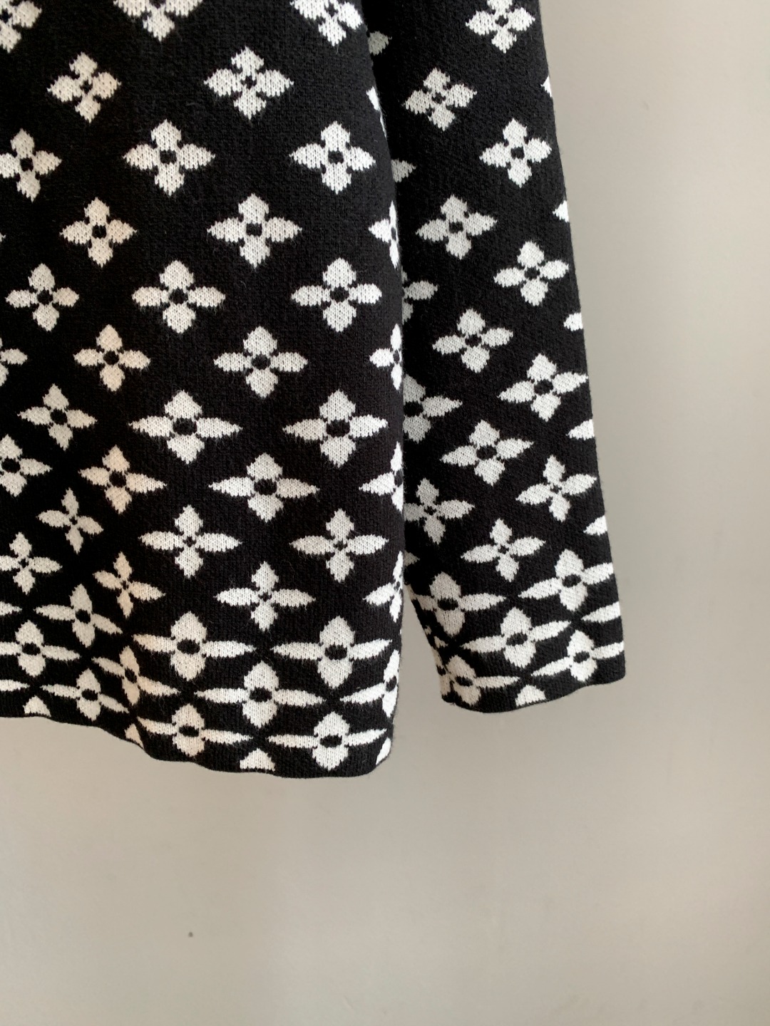 Louis Vuitton Unisex Sweatshirt Size S-XXL