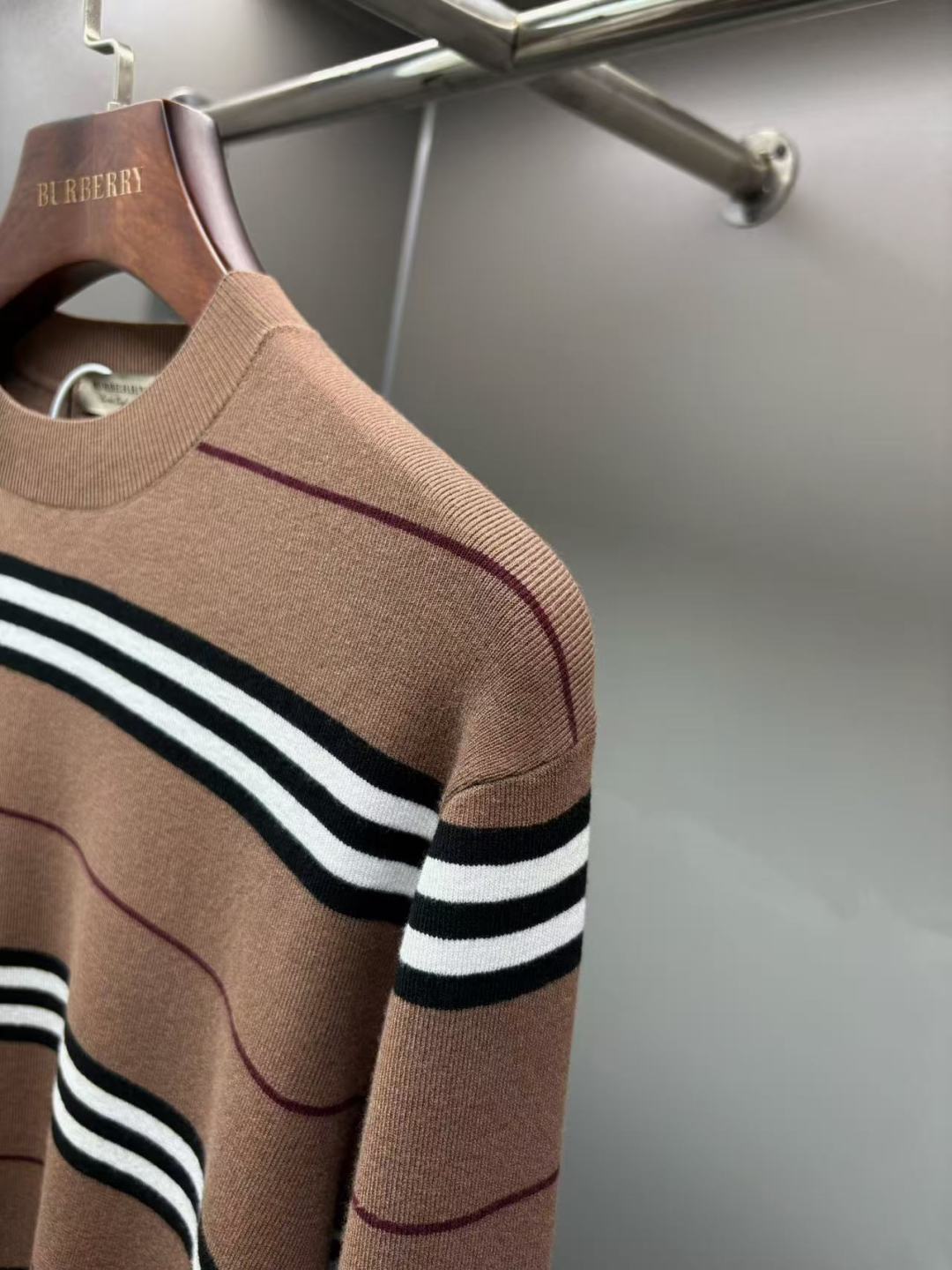 Burberry Unisex Sweatshirt Size L-4XL